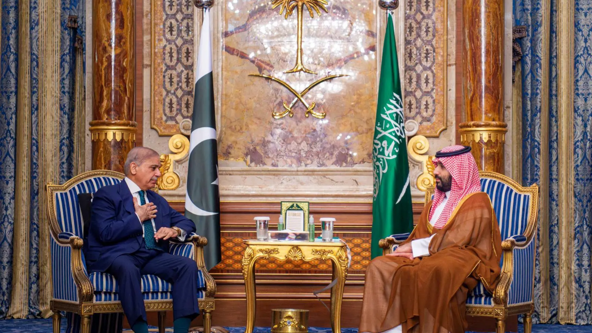شهباز شريف يؤكد للأمير محمد بن سلمان دعم باكستان الكامل لأمن السعودية