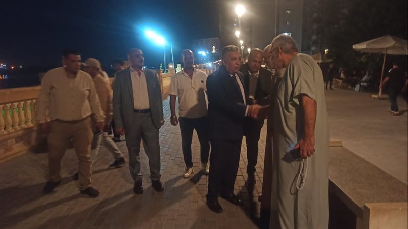 محافظ الدقهلية يتفقد ممشى المنصورة ليلا ويوجه باستمرار أعمال النظافة والصيانة
