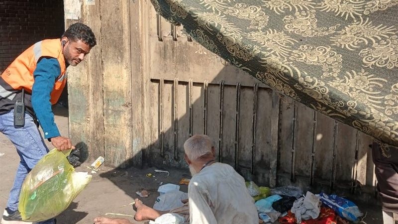 التضامن تتحرك بعد نشر حالته.. مسن القليوبية بين أسرته من جديد