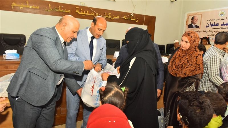 محافظ أسيوط يوزع 220 حقيبة مدرسية لدعم طلاب الأسر الأولى بالرعاية (فيديو)