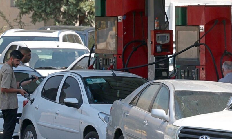 طوابير البنزين تتسع في إيران.. وعجز يومي بـ10 ملايين لتر