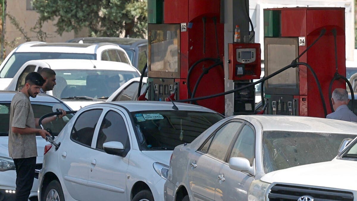 طوابير البنزين تتسع في إيران.. وعجز يومي بـ10 ملايين لتر