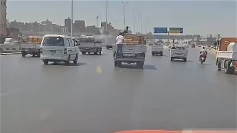 الأجهزة الأمنية تفحص فيديو بشأن مزاعم سرقة سيارة نقل على الطريق الدائري