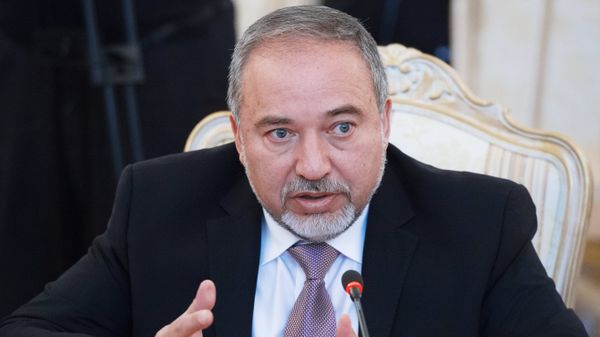 ليبرمان: نتنياهو وإسرائيل أصبحا “منبوذين وعبئا على العالم الغربي”