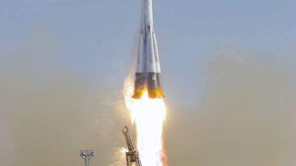 إطلاق صاروخ يحمل قمرا صناعيا عسكريا بنجاح من ميناء بليسيتسك- وزارة الدفاع