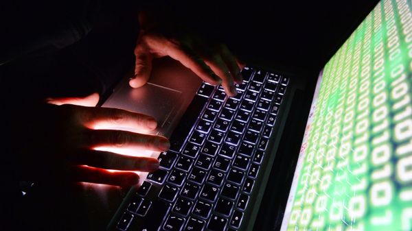 طبيب روسي يكشف تأثير ساعات العمل الطويلة أمام الكمبيوتر على اليدين