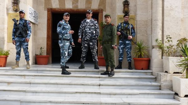 مقتل 3 عناصر من الأمن الداخلي السوري باشتباكات مع مطلوبين في ريف درعا