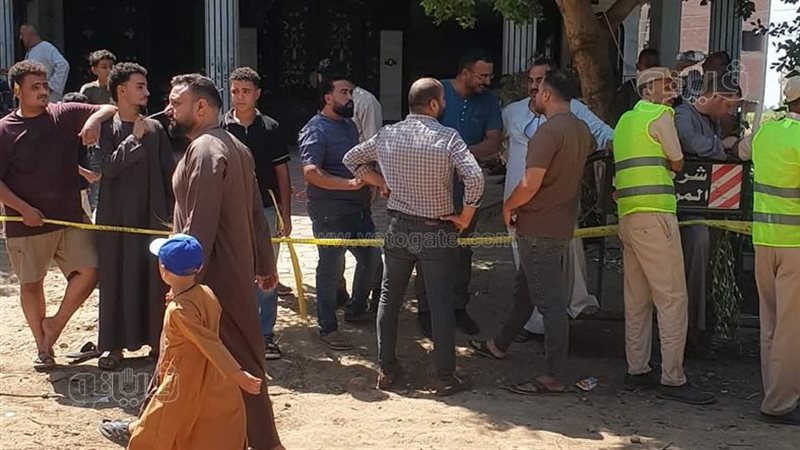 بأعلام مصر، أهالي دير الملاك بملوي يحتشدون في استقبال البابا تواضروس