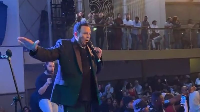 محمد فؤاد يغني لكوكب الشرق ويبدع بأشهر أغانيه في حفل لندن (فيديو)
