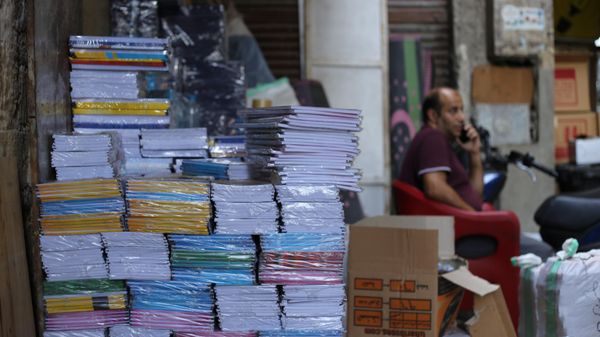 مع بدء العام الدراسي الجديد في مصر… “سبوتنيك” تواكب رحلة البحث عن المستلزمات والكتب الخارجية