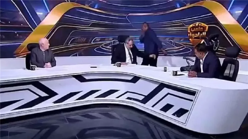 كادت تتحول لتشابك بالأيدي، انسحاب ربيع ياسين على الهواء بعد مشادة مع نجم الزمالك (فيديو)