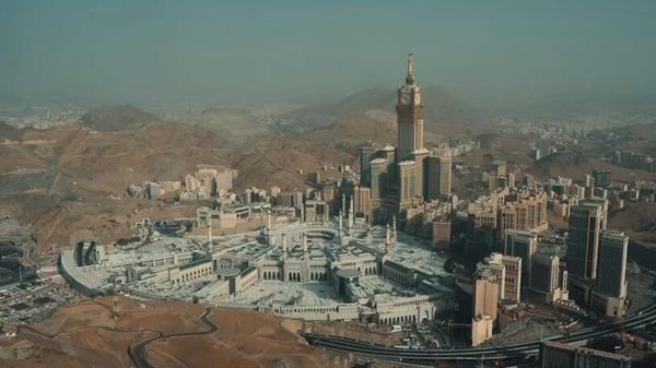 إيران بشأن اتهام “أنصار الله” باستهداف مكة: لا لتسييس المقدسات أو تصعيد التوترات