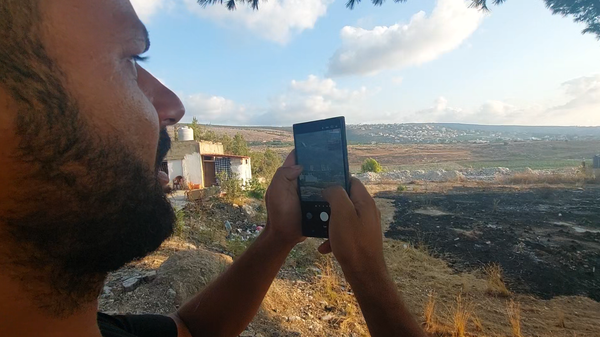 من خلف شاشات الهواتف.. أهالي “المنصوري” في لبنان يوثقون سياسة “الأرض المحروقة” ويناشدون لإنقاذ قراهم