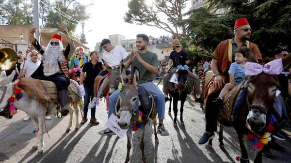 من “زورو” إلى “رامبو”… نجوم من نوع اَخر يتنافسون في سباق الحمير جنوبي لبنان