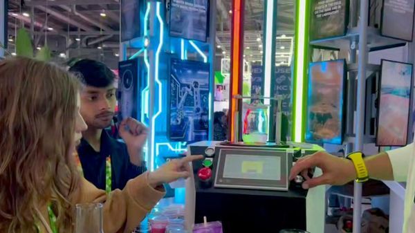 تصنيع لعبة “السلايم” أمام زوار مهرجان الشباب الدولي