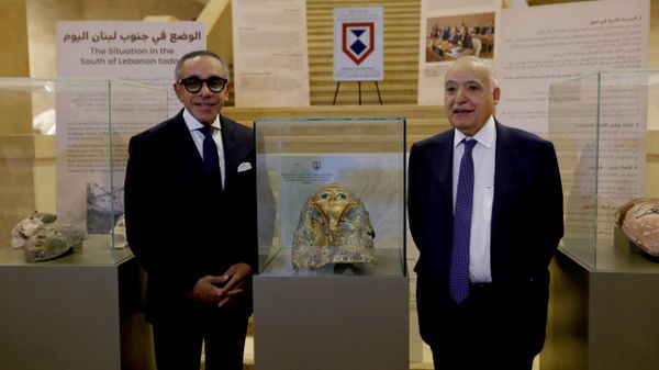 لبنان يسلم مصر 37 قطعة أثرية فرعونية ضبطت في ميناء بيروت