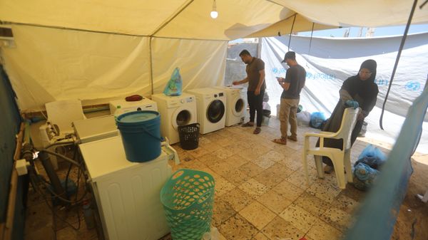 مبادرة لغسيل ملابس النازحين في غزة للتخفيف من عناء النساء في الخيام