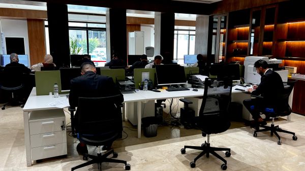 الخدمات الإلكترونية في ليبيا… هل تنجح في تقليص الاعتماد على النقد وحل أزمة السيولة؟