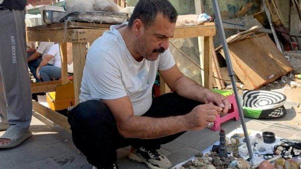 أحجار صغيرة بأثمان كبيرة… سوق سري في بغداد يجذب الباحثين عن الكنوز… فيديو