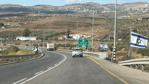 أعلام إسرائيلية تعيد تشكيل الهوية البصرية في الضفة الغربية