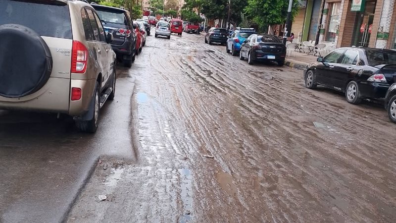 استنفار الأجهزة التنفيذية بشوارع الإسكندرية لمواجهة تجمعات مياه الأمطار (صور)