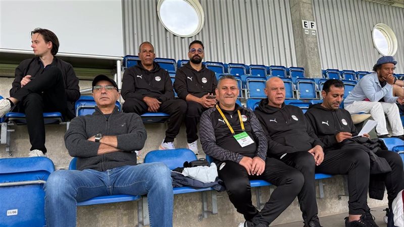 جهاز منتخب الناشئين ورئيس البعثة يتابعون مباراة كولومبيا وإنجلترا من المدرجات