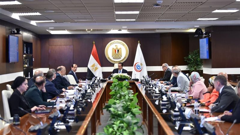 عبد الغفار يبحث تطوير خدمات التأمين الصحي وخطط إدارة وتشغيل مستشفى هليوبوليس الجديدة