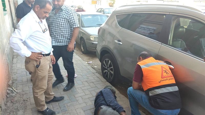 هرب قبل نقله إلى دار الرعاية الاجتماعية، شخص مجهول الهوية يفترش رصيف ميدان الثقافة بسوهاج