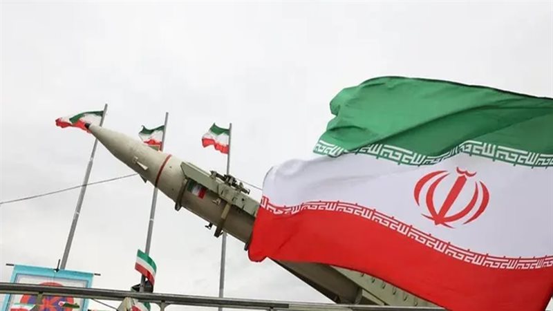 إيران ترفع جاهزيتها العسكرية إلى “أقصى درجاتها” تحسبا لأي مغامرة أمريكية محتملة