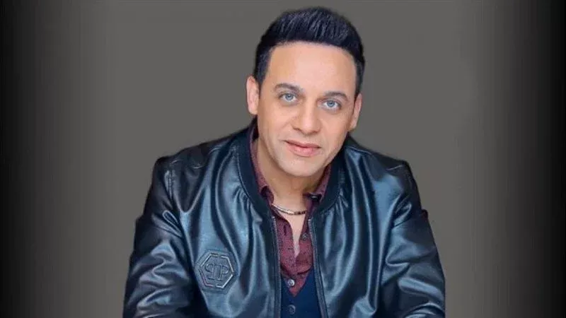 “دي حقوق ناس يا نجوم”، شاعر شهير يفتح النار على مصطفى قمر بسبب أغنية “ضجة”