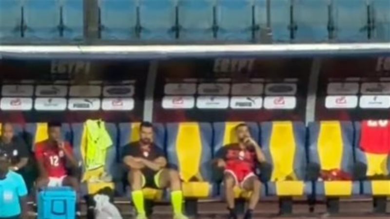 “المزاج مش رايق”، شاهد رد فعل محمد صلاح بعد خروجه أمام أنجولا (فيديو)