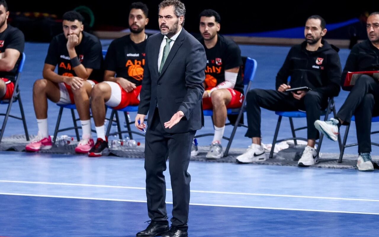 أوجستي والمنتخب.. نائب رئيس اتحاد السلة يكشف مستقبل المدرب الإسباني مع الفريق