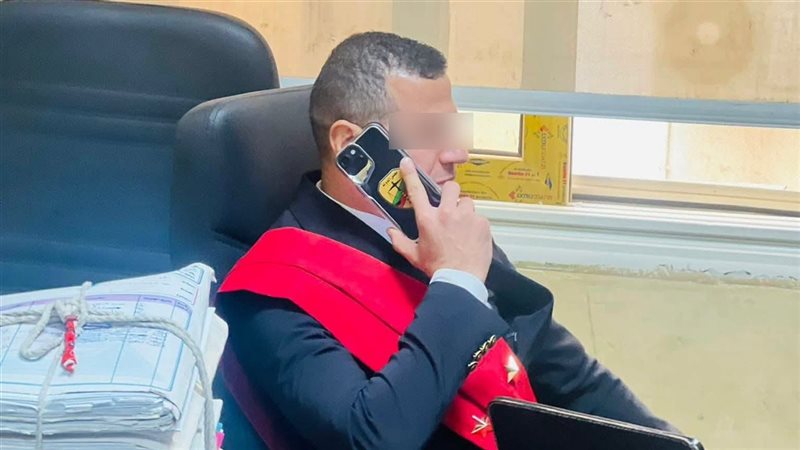 المتهم بانتحال صفة قاضي أمام محكمة الجنح: “السلاح مش بتاعي”