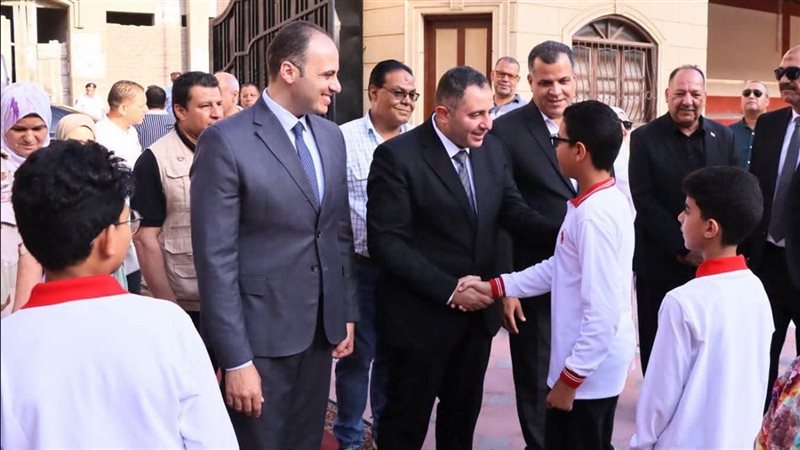 انطلاق العام الدراسي الجديد بدمياط، المحافظ يشارك الطلاب طابور الصباح ويؤدي تحية العلم