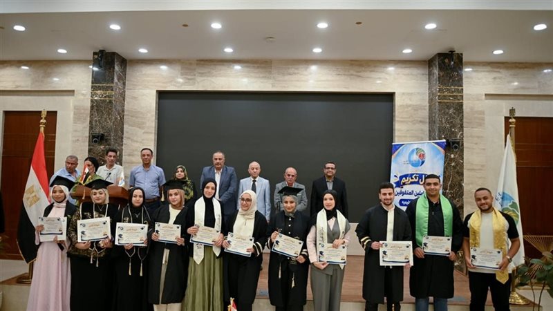 رئيس شركة مياه الشرب والصرف بمحافظات القناة يكرِّم أبناء العاملين المتفوقين دراسيًا