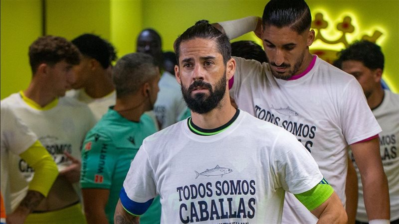المغربي عبد الصمد الزلزولي يثير الجدل بعد ارتداء قميص دعم سبتة خلال مواجهة فياريال