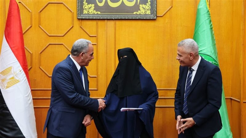 محافظ الإسماعيلية يسلم 5 منح عمرة مجانية لأبناء المحافظة من الفئات الأولى بالرعاية