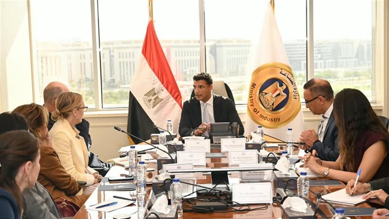 وزير الصناعة يبحث مع وفد البنك الأوروبي مشروعات الاقتصاد الأخضر وترشيد استهلاك المياه