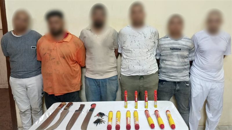 بعد خناقة مقهى السويس، ضبط 6 متهمين وسيارتين و4 أسلحة بيضاء و11 قطعة ألعاب نارية