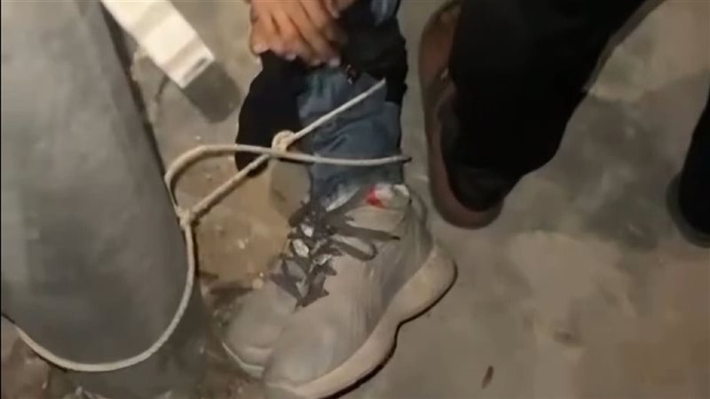 ربطوه في عمود، الأمن يفحص واقعة فيديو تعدي على شاب بقنا