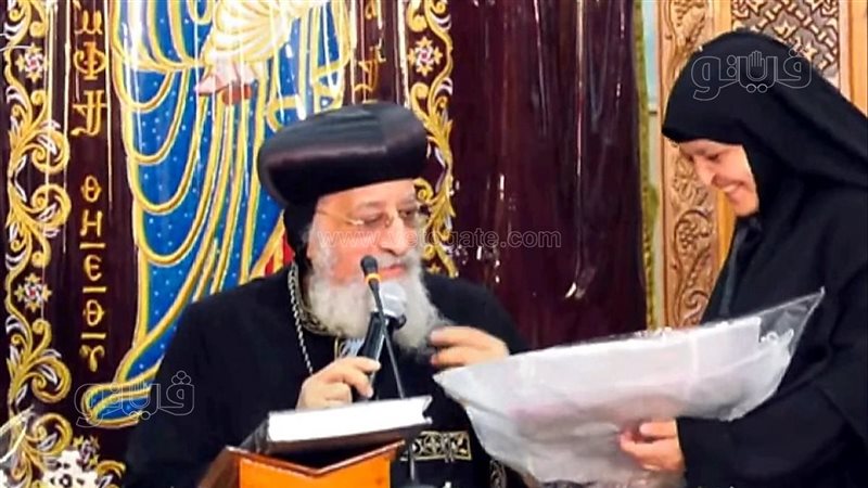 راهبات دير البتول بالمنيا يهدين البابا تواضروس باقة ورد من الكروشيه، والبابا:«تعيشوا وتصنعوا»