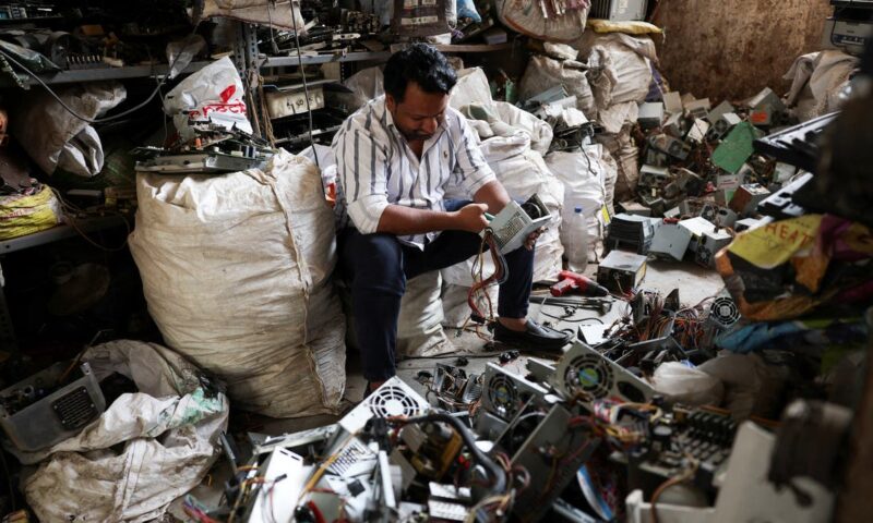 في 20 دقيقة فقط.. علماء صينيون يستعيدون 98% من ذهب الهواتف القديمة