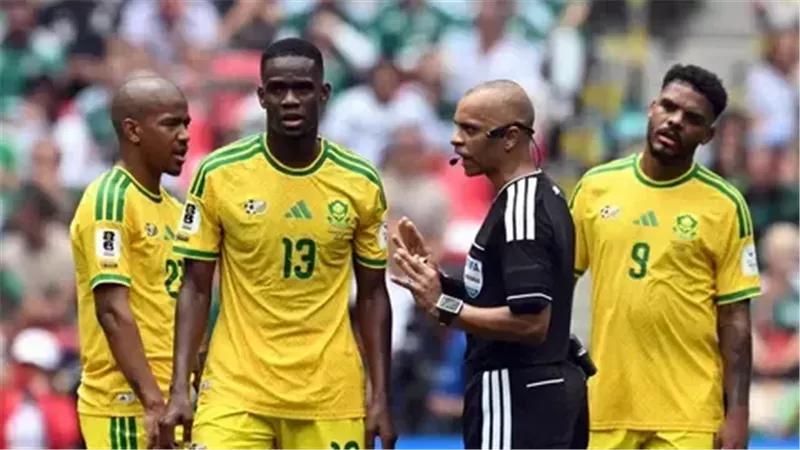 بقيادة موسيماني، جنوب أفريقيا تخطف فوزا صعبا من غينيا 2-1 في تصفيات الأمم الأفريقية