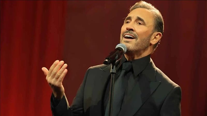 كاظم الساهر يفاجئ الجمهور بـ زيديني عشقا ويتألق بغناء ألبوم بلا عنوان (فيديو)