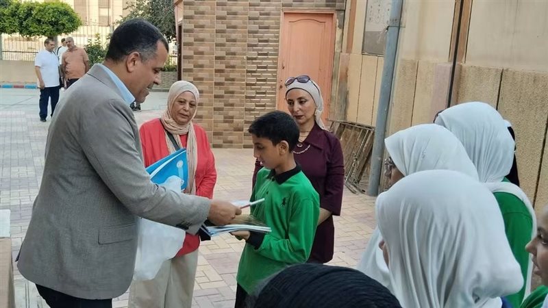 مدير تعليم دمياط يشارك الطلاب طابور الصباح ويتفقد الفصول ويسلم الكتب