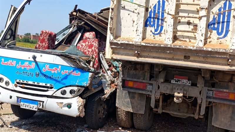 إصابة 6 طلاب وسائقين في حادث تصادم أتوبيس مدارس بسيارة نقل بسوهاج (صور)
