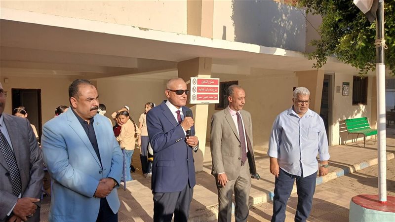 محافظ الأقصر يشهد طابور الصباح بمدرسة سيدي أبو الحجاج ويشيد بالمستوى التعليمي للطلاب (صور)