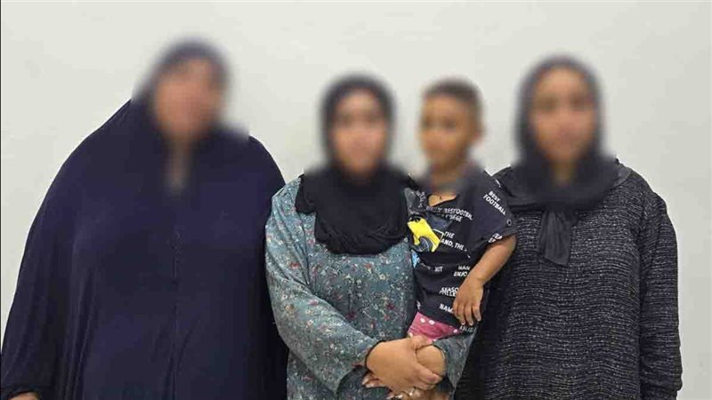 خيط بدأ بفيديو وانتهى بالضبط، تفاصيل استغلال طفل في أعمال التسول برفقة ربة منزل وابنتيها