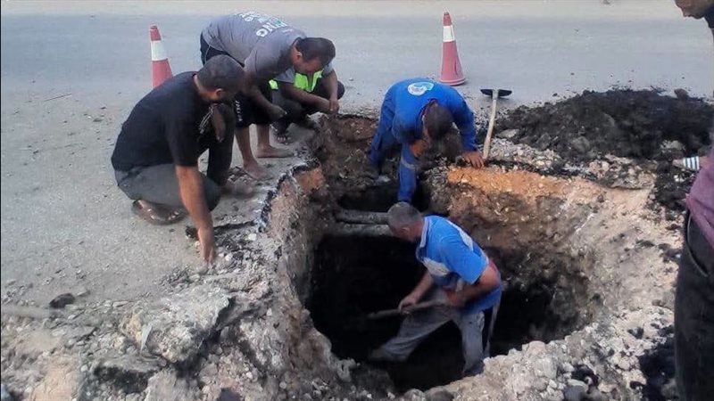 انتهى الخطر، إصلاح الهبوط الأرضي بطريق السنطة – طنطا وإعادة حركة المرور إلى طبيعتها (صور)
