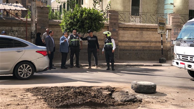محافظ الدقهلية يتفقد أعمال إصلاح كسر بخط مياه الشرب بشارع الجمهورية